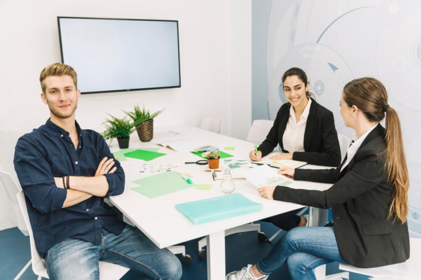 Moderne Büroräume des vivonexus Finanzberatungszentrums in Witten mit hellen Beratungsplätzen