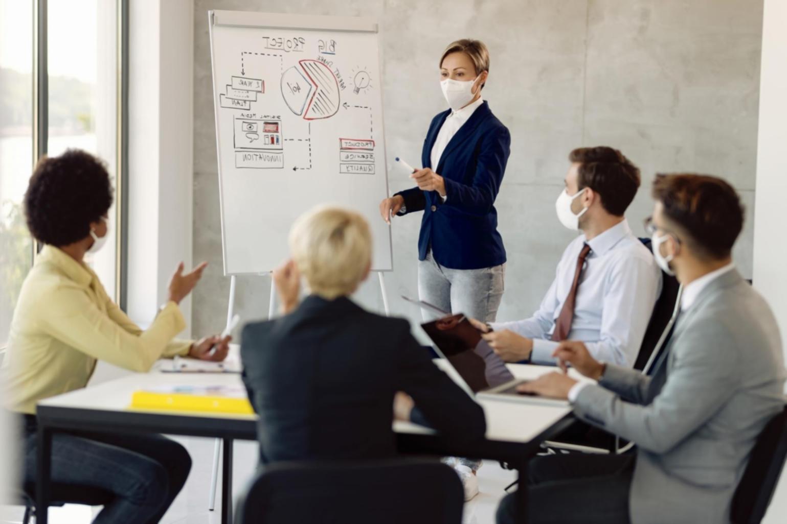 Teilnehmer bei praktischen Budgetierungsübungen im Seminarraum