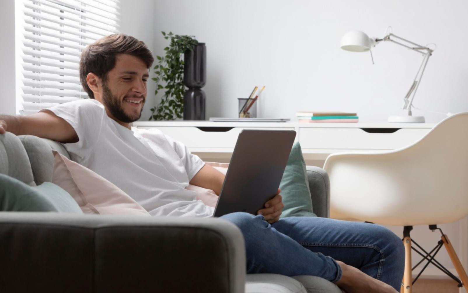 Person arbeitet konzentriert mit Finanzunterlagen am Schreibtisch