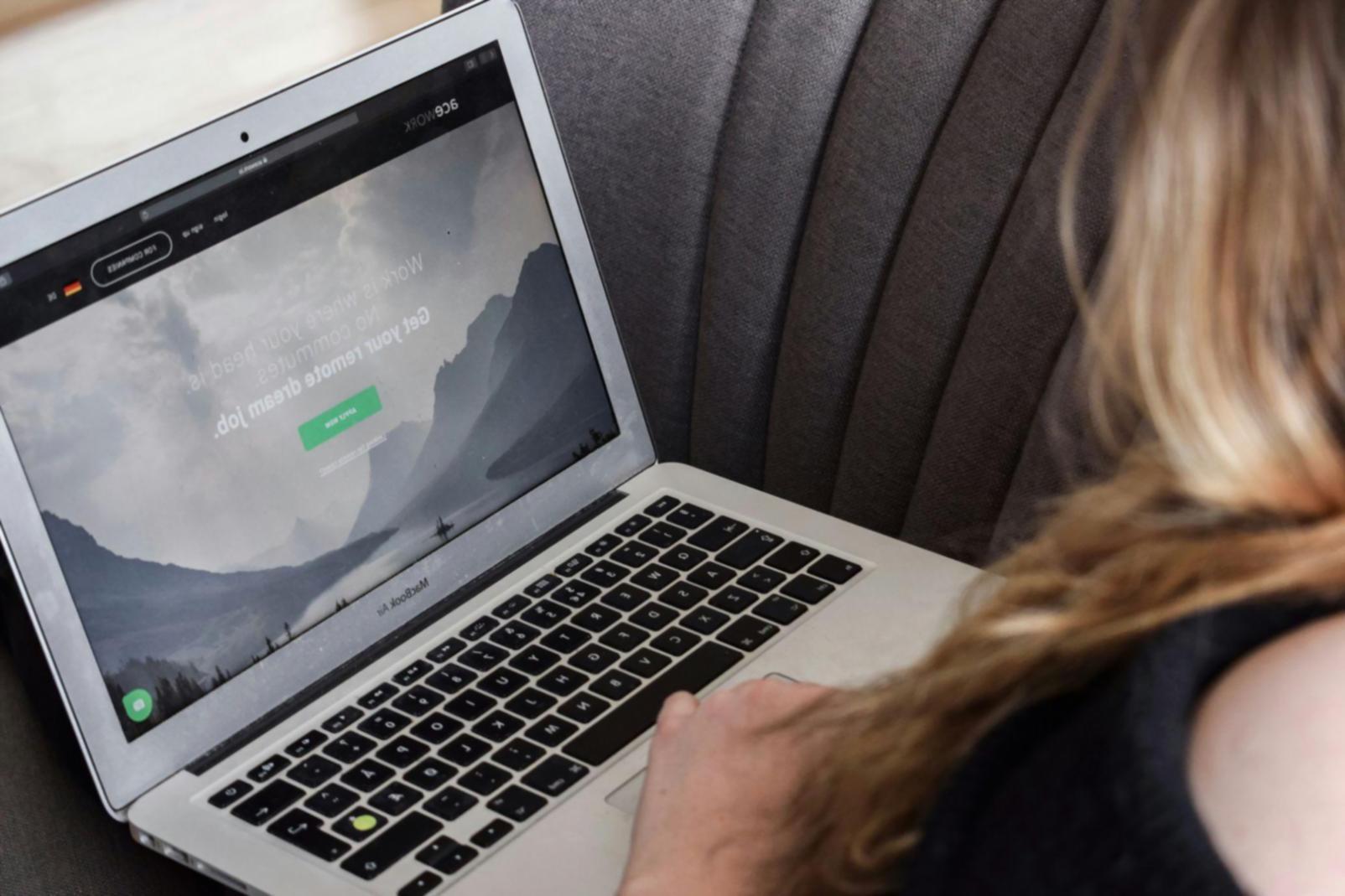 Organisierter Arbeitsplatz mit Notizbuch und Laptop