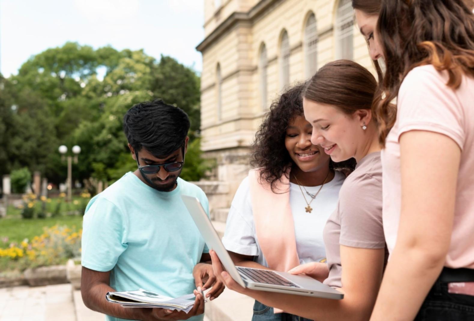 Entspannte Atmosphäre beim Kaffeetrinken und Planen